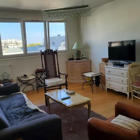 Comfortable Family Near La Paris